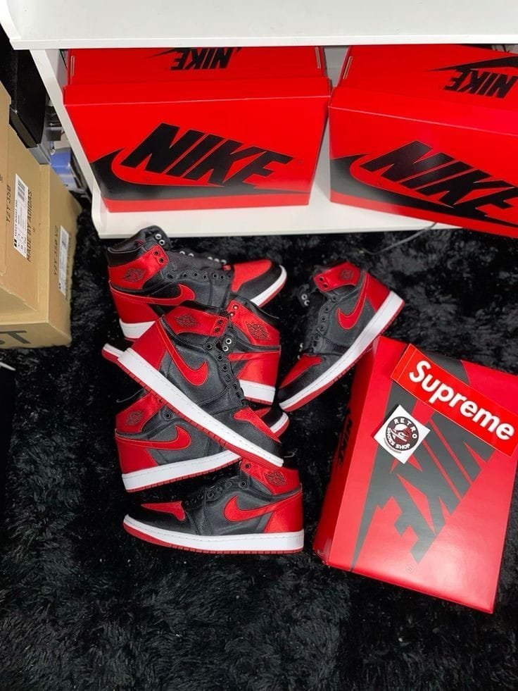 Alternative view of NIKE AIR JORDAN RETRO 1 HIGH